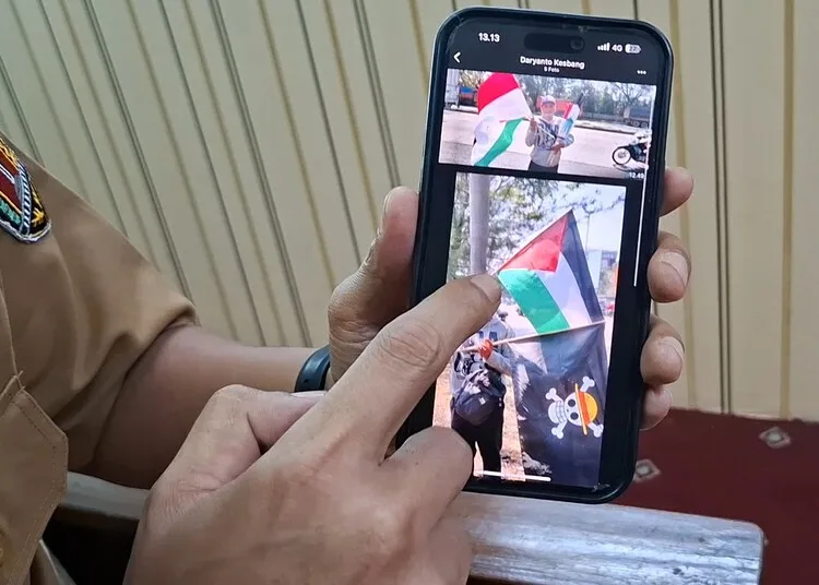 Pemkot Semarang Waspadai Pengibaran Bendera One Piece 25 Pegawai Bakesbangpol Kota Semarang menunjukkan foto penjual bendera One Piece di wilayah setempat pada Senin, 4 Agustus 2025. (Syahril Muadz/Lingkarjateng.id)