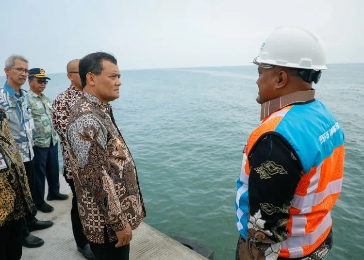 Gubernur Ahmad Luthfi Dorong Percepatan Pengembangan Pelabuhan di Jateng 25 Gubernur Jawa Tengah Ahmad Luthfi (kiri) meninjau Pelabuhan Multipurpose Batang beberapa waktu lalu. (Humas Pemprov Jateng/Lingkarjateng.id)