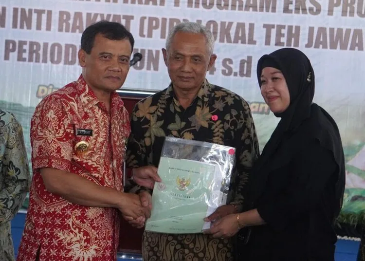 Gubernur Jateng Serahkan 1.065 Sertifikat Tanah ke Petani Teh di Batang 25 Gubernur Jawa Tengah, Ahmad Luthfi, menyerahkan sertifikat tanah kepada petani teh eks program PIR di Pendopo Kabupaten Batang pada Jumat, 22 Agustus 2025. (Pemkab Batang/Lingkarjateng.id)