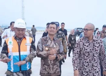 Gubernur Jateng Ahmad Luthfi (tengah) bersama Bupati Batang Faiz Kurniawan dan perwakilan Pelindo usai mengecek keberadaan terminal multipurpose di Kawasan Industri Terpadu Batang, Jumat, 8 Agustus 2025. (Antara/Lingkarjateng.id)