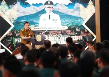 Gubernur Jawa Tengah, Ahmad Luthfi, memberi arahan kepada kepala daerah dan pejabat lintas sektor di Pendopo Kabupaten Pati pada Senin, 4 Agustus 2025. (Pemkab Pati/Lingkarjateng.id)