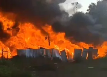 TERBAKAR: Kobaran api membakar gudang limbah busa di Desa Ngeleng Rt 08/02 Kecamatan Pecangaan, Kabupaten Jepara, Sabtu, 18 Agustus 2025. (Tomi Budianto/Lingkarjateng.id)