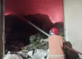 MEMADAMKAN API: Petugas BPBD Kudus memadamkan api di gudang tembakau milik PT Jaleca di Desa Gondangmanis, Kecamatan Bae, Kabupaten Kudus, Senin, 4 Agustus 2025 malam. (Nisa Hafizhotus Syarifa/Lingkarjateng.id)