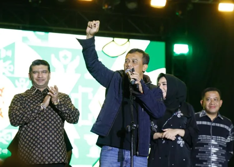 HUT Pekalongan, Gubernur Jateng Ajak Pemerintah-Warga Selalu Kompak 25 Gubernur Jawa Tengah, Ahmad Luthfi (kedua kiri) didampingi Bupati Pekalongan Fadia Arafiq (kedua kanan) dan Wabup Pekalongan Sukirman (kanan) dalam acara dalam kegiatan pembukaan Pekan Raya Kajen, dalam rangka rangkaian Hari Jadi ke-403 Kabupaten Pekalongan di alun-alun Kajen pada Senin, 25 Agustus 2025. (Lingkar Network/Lingkarjateng.id)