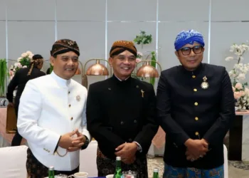 HUT ke-80, Mohammad Saleh Harapkan Jateng Mapan, Mandiri dan Berdaya Saing 25 Ketua DPRD Sumanto (tengah) bersama Wakil Ketua Mohammad Saleh (kanan) mendampingi Gubernur Jawa Tengah Ahmad Luthfi (kiri) saat acara puncak peringatan HUT ke-80 Provinsi Jateng yang dipusatkan di Kawasan Khusus Industripolis Batang, Selasa, 19 Agustus 2025. (Lingkar Network/Lingkarjateng.id)