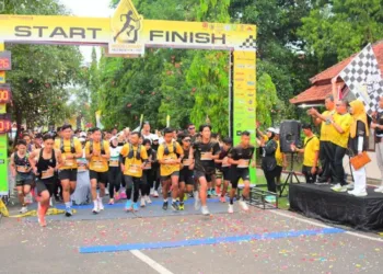 Suasana kompetisi half marathon di Lapangan Belakang Kantor Setda Kabupaten Pekalongan, Kajen, pada Minggu, 24 Agustus 2025. (Fahri Akbar/Lingkarjateng.id)