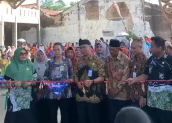 Kepala Bidang Sekolah Dasar Disdikpora Jepara, Edi Utoyo saat membuka gelar karya "Jepara Cilik Berkarya: Cinta Budaya, Cinta Bumi, Cinta Ilahi" di GOR Balai Desa Krapyak pada Sabtu, 2 Agustus 2025. (Tomi Budianto/Lingkarjateng.id)