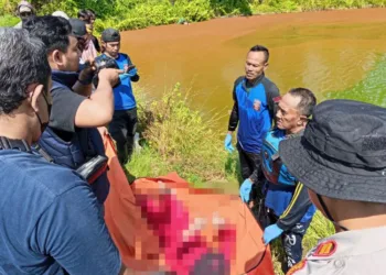 EVAKUASI: Petugas Polsek Wiradesa dan Tagana mengevakuasi jenazah perempuan dari tambak di Desa Wonokerto Kulon, Kabupaten Pekalongan, Minggu, 3 Agustus 2025. (Polres Pekalongan/Lingkarjateng.id)