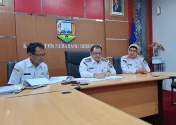Bupati Semarang dan Wakil Bupati Semarang, didampingi Kepala BKUD Kabupaten Semarang menjawab isu kenaikan tarif PBB-P2 mencapai 400 persen di Ruang Rapat Bupati, Kompleks Kantor Bupati Semarang, di Ungaran, Rabu, 18 Agustus 2025. (Hesty Imaniar/Lingkarjateng.id)