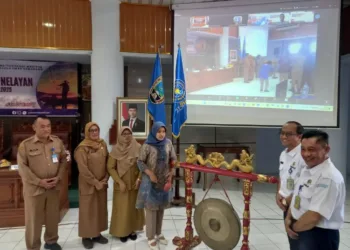 SIMBOLIS: Suasana pembukaan Sekolah Lapang Cuaca yang diselenggarakan BMKG bersama Komisi V DPR RI, dan Pemerintah Kabupaten Rembang di Aula Setda Rembang pada Senin, 4 Agustus 2025. (Muhammad Faalih/Lingkarjateng.id)