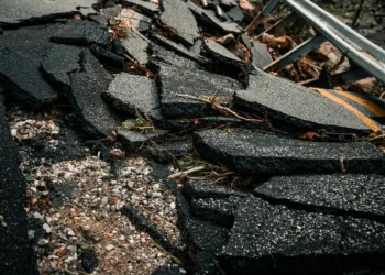 Ilustrasi: Jalan rusak akibat gempa bumi. (Unsplash-Colin Lloyd/Lingkarjateng.id)