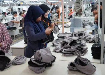 BEKERJA: Tenaga kerja yang bekerja di perusahaan asing di Jepara. (Tomi Budianto/Lingkarjateng.id)