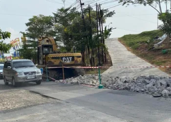 POTRET: Tampak kondisi Jalan Jati-Klambu di Desa Undaan Lor, Kecamatan Undaan, Kabupaten Kudus dalam proses perbaikan. (Nisa Hafizhotus Syarifa/Lingkarjateng.id)
