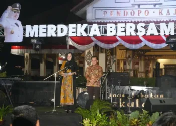 Bupati Pekalongan Fadia Arafiq dalam acara resepsi kenegaran HUT ke-80 RI di depan Pendopo Kabupaten Pekalongan pada Minggu, 17 Agustus 2025 malam. (Fahri Akbar/Lingkarjateng.id)