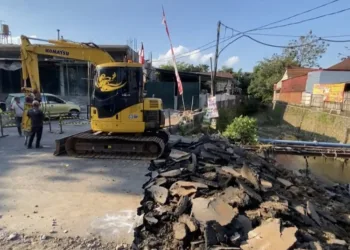 Jembatan di Sungai Kaligung di perbatasan Kelurahan Sidomulyo dan Kalirejo, Kecamatan Ungaran Timur, Kabupaten Semarang, dibongkar untuk proyek perbaikan, Selasa, 12 Agustus 2025. (Hesty Imaniar/Lingkarjateng.id)