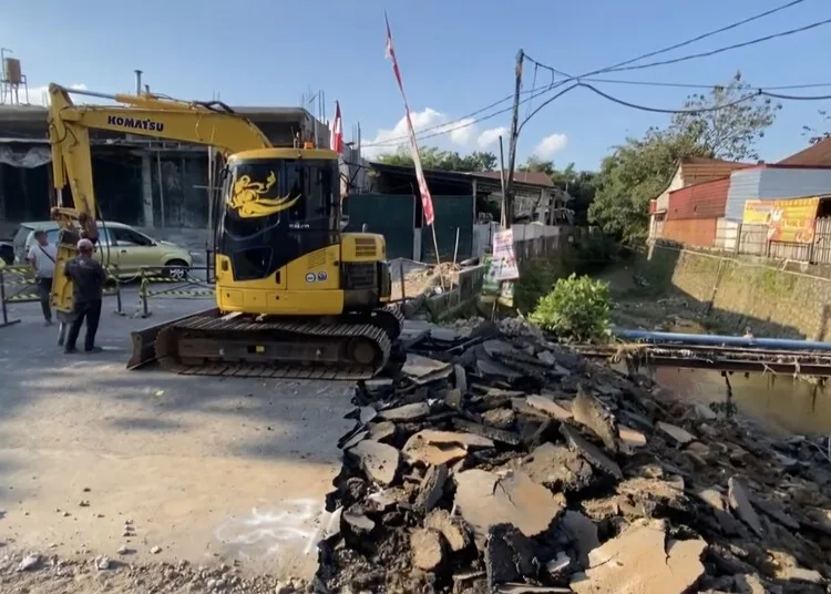 Dibongkar, Proyek Perbaikan Jembatan Kaligung di Ungaran Semarang Dikucur Rp 1,9 Miliar 25 Jembatan di Sungai Kaligung di perbatasan Kelurahan Sidomulyo dan Kalirejo, Kecamatan Ungaran Timur, Kabupaten Semarang, dibongkar untuk proyek perbaikan, Selasa, 12 Agustus 2025. (Hesty Imaniar/Lingkarjateng.id)