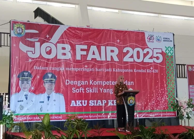 14 Perusahaan KEK Kendal Buka Lowongan Kerja di Job Fair Kendal 2025 25 Bupati Kendal, Dyah Kartika Permanasari, membuka job fair di GOR Youth Center, Stadion Utama Kebondalem. (Lingkar Network/Lingkarjateng.id)