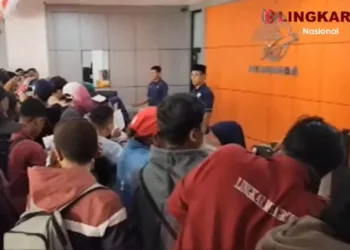 BERDESAKAN: Suasana warga mengirim surat di Kantor Pos cabang Pati pada Senin, 25 Agustus 2025. (Lingkar Network/Lingkarjateng.id)