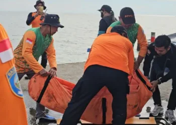 EVAKUASI: Tim SAR mengevakuasi korban kapal tenggelam di perairan utara Pelabuhan Kendal Desa Wonorejo, Kecamatan Kaliwungu, Kabupaten Kendal pada Rabu, 20 Agustus 2025. (DKP Kendal/Lingkarjateng.id)