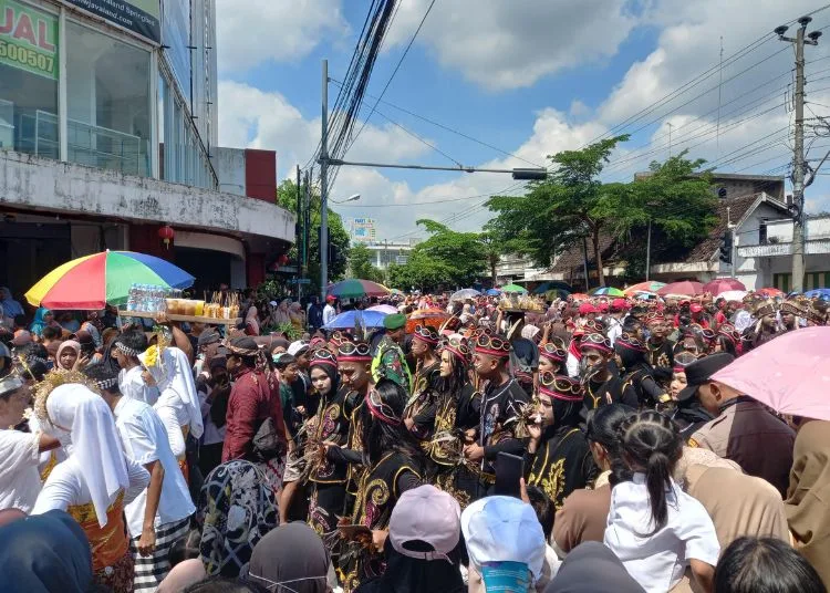 Karnaval HUT RI di Rembang Diikuti Siswa hingga Pejabat Pemerintah 25 RAMAI: Suasana karnaval HUT ke-80 RI di Rembang pada Sabtu, 30 Agustus 2025. (Muhammad Faalih/Lingkarjateng.id)
