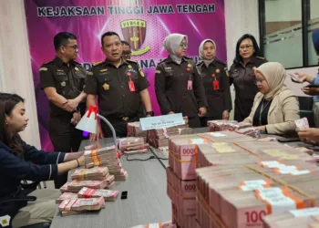 Kejati Jateng menunjukkan uang sitaan terkait kasus dugaan korupsi yang melibatkan BUMD Cilacap dalam konferensi pers pada Senin, 25 Agustus 2025. (Lingkarjateng.id)