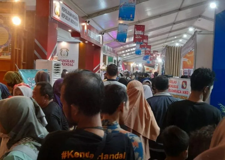 RAMAI: Para pengunjung menyambangi stan Kendal Open Fair 2025 baru-baru ini. (Arvian Maulana/Lingkarjateng.id)