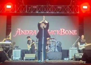 Andra and The Backbone tampil di panggung musik Kendal Open Fair 2025 Stadion Kebondalem Kabupaten Kendal pada Rabu, 13 Agustus 2025. (Unggul Priambodo/Lingkarjateng.id)