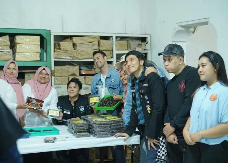 Pelaku UMKM Jenang Kudus Apresiasi Kunjungan The Dudas Minus One 25 BERKUNJUNG: The Dudas Minus One saat melihat produksi jenang di Jenang 2 Keris, Kabupaten Kudus pada Sabtu, 9 Agustus 2025. (Nisa Hafizhotus Syarifa/Lingkarjateng.id)