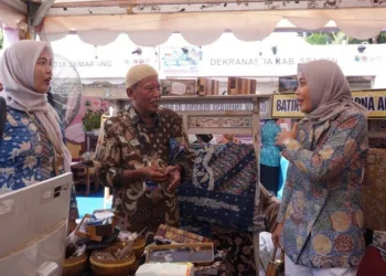 Ketua Dekranasda Batang, Faelasufa Faiz, meninjau stand Kabupaten Batang di Dekranasda Expo dalam rangka Hari Jadi Ke-80 Provinsi Jawa Tengah di halaman Kantor Gubernur Jawa Tengah, Rabu, 20 Agustus 2025. (Pemkab Batang/Lingkarjateng.id)