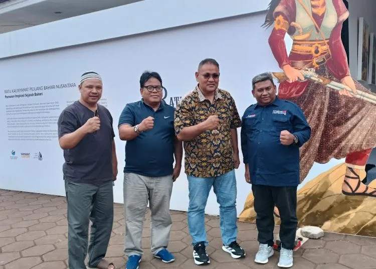 Ketua JMSI Napak Tilas ke Makam Ratu Kalinyamat Jepara 25 Ketua Jaringan Media Siber Indonesia (JMSI) Pusat, Teguh Santosa, bersama penulis nasional, Arif dan Ketua JMSI Jawa Tengah, Agus Sunarko saat mengunjungi Makam Ratu Kalinyamat pada Minggu, 24 Agustus 2025. (Tomi Budianto/Lingkarjateng.id)