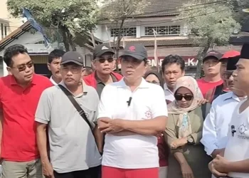 Mantan anggota DPR RI dari partai PDI-P sekaligus Ketua Ormas Gerakan Jalan Lurus (GJL), Riyanta (tengah bertopi hitam_, hadir di Posko Penggalangan Donasi yang digelar Aliansi Masyarakat Bersatu di Alun-Alun Kabupaten Pati, pada Minggu, 10 Agustus 2025. (Tangkapan layar YouTube Pertapakendeng TV/Lingkarjateng.id)