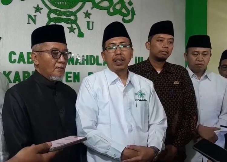 Ketua PCNU Kabupaten Pati, KH. Yusuf Hasyim, memberi keterangan kepada awak media pada Jumat, 8 Agustus 2025. (Mutia Parasti/Lingkarjateng.id)