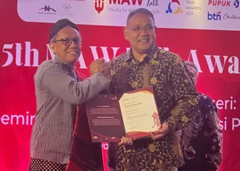 Ketua Umum JMSI, Teguh Santosa, menerima penghargaan sebagai tokoh media berpengaruh versi MAT di salah satu hotel di Daerah Istimewa Yogyakarta, Kamis, 28 Agustus 2025. (JMSI Network/Lingkarjateng.id)