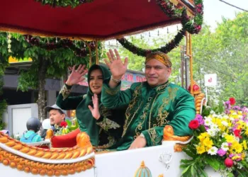 Bupati Pekalongan Fadia Arafiq bersama suaminya, Ashraff Abu, menyapa warga dari atas kereta kuda dalam kirab budaya HUT ke-403 Kabupaten Pekalongan, Senin, 25 Agustus 2025. (Fahri Akbar/Lingkarjateng.id)