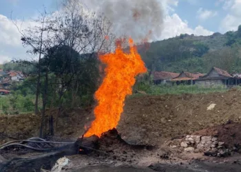 BERKOBAR: Lokasi sumur minyak ilegal di Dukuh Gendono, Desa Gandu, Kecamatan Bogorejo, Kabupaten Blora. (Eko Wicaksono/Lingkarjateng.id)