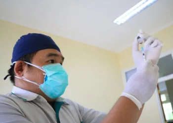 Seorang Dokter menyiapkan Suntik Vaksin Menemgitis belum lama ini. (Mohammad Fahtur Rohman/Lingkarjateng.id)