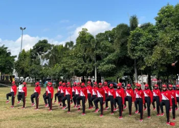 Puluhan Pasukan Pengibar Bendera Pusaka (Paskibraka) Kabupaten Kudus menjalani pemusatan latihan intensif di Alun-alun Simpang Tujuh Kudus. (Fahtur Rohman/Lingkarjateng.id)