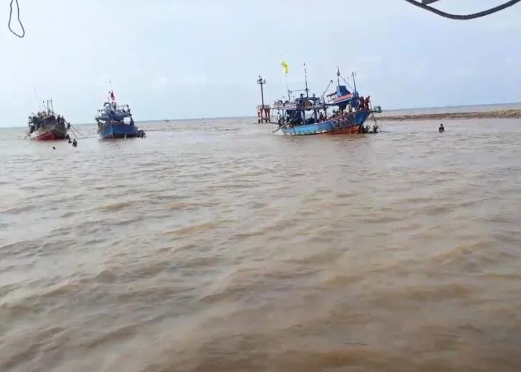 Kurangi Laka Laut, Nelayan di Kendal Diimbau Cek Info Cuaca sebelum Melaut 25 ILUSTRASI: Kapal nelayan hendak melaut. (Arvian Maulana/Lingkarjateng.id)