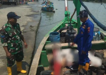EVAKUASI: Proses evakuasi mayat di perairan Morodemak, Kabupaten Demak pada Kamis, 21 Agustus 2025. (Satpolairud Polres Demak/Lingkarjateng.id)