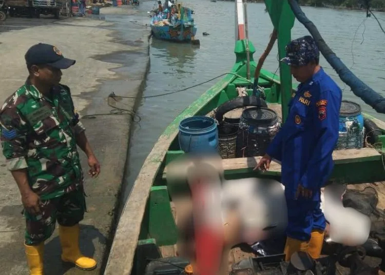 Lagi, Penemuan Mayat di Laut Demak Diduga Pemancing Semarang yang Hilang 25 EVAKUASI: Proses evakuasi mayat di perairan Morodemak, Kabupaten Demak pada Kamis, 21 Agustus 2025. (Satpolairud Polres Demak/Lingkarjateng.id)