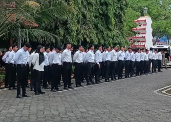 BERBARIS: ASN Pemerintah Kabupaten Jepara sedang berbaris. (Tomi Budianto/Lingkarjateng.id)