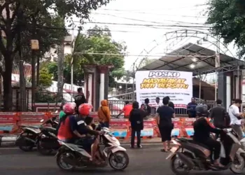 POSKO: Masyarakat Pati Bersatu mendirikan posko pengawalan hak angket di depan Gedung DPRD Pati sisi Selatan pada Senin, 18 Agustus 2025. (Lingkar Network/Lingkarjateng.id)