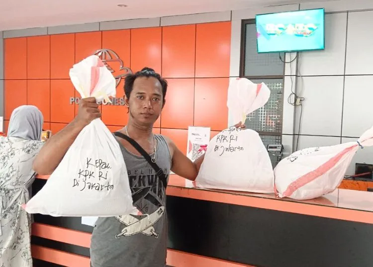 Masyarakat Pati Kirim Surat ke KPK Lagi, Hari Ini 7 Karung 25 Perwakilan Aliansi Masyarakat Pati Bersatu (AMPB) mengirimkan surat untuk KPK melalui Kantor Pos Cabang Pati pada Jumat, 29 Agustus 2025. (Lingkar Network/Lingkarjateng.id)