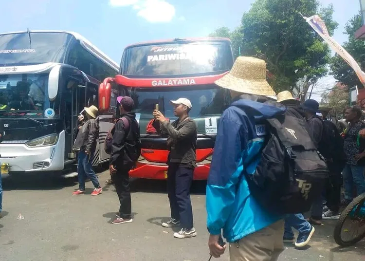Ratusan Warga Pati Berangkat Demo ke KPK Hari Ini, Rombongan 10 Bus 25 Sejumlah warga yang tergabung dalam Aliansi Masyarakat Pati Bersatu bersiap untuk berangke ke KPK, Minggu, 31 Agustus 2025. (Lingkar Network/Lingkarjateng.id)