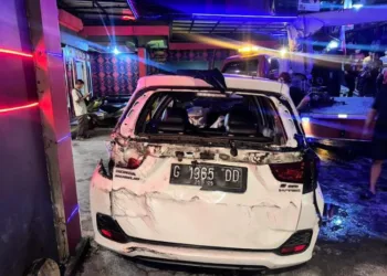 Mobil Tabrak Rumah Warga Sarirejo Salatiga, Ini Penyebabnya 29 RINGSEK: Mobil Honda Mobilio berplat G 1365 DD tampak rusak usai menabrak tembok rumah warga di Jalan Mutiara, Kelurahan Sidorejo Lor, Kecamatan Sidorejo, Kota Salatiga, Selasa, 5 Agustus 2025 malam. (Humas Polres Salatiga/Lingkarjateng.id)