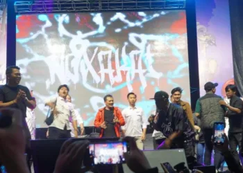 BERNYANYI: Gubernur Jawa Tengah Ahmad Luthfi ikut naik saat penampilan NDX AKA dalam acara HUT ke-80 Jateng di Alun-Alun 1 Jepara pada Selasa, 19 Agustus 2025 malam. (Tomi Budianto/Lingkarjateng.id)