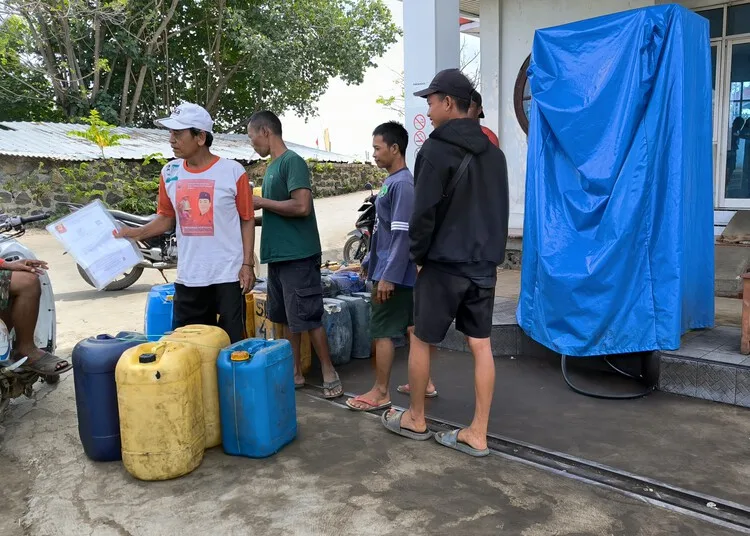 Duh! Solar Subsidi di SPBN Kendal Langka, Nelayan Tak Bisa Melaut 25 Sejumlah nelayan sedang mengantre solar subsidi di SPBN Tawang Gempolsewu, Kecamatan Rowosari, Kabupaten Kendal, pada Kamis, 28 Agustus 2025. (Arvian Maulana/Lingkarjateng.id)