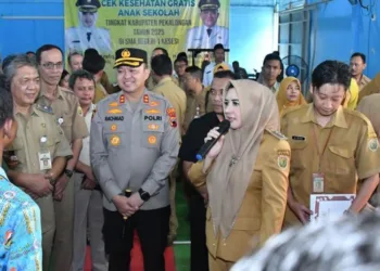 Bupati Pekalongan, Fadia Arafiq, didampingi Forkopimda saat meresmikan Program Cek Kesehatan Gratis (CKG) di SMAN 1 Kesesi, Selasa, 5 Agustus 2025. (Fahri Akbar/Lingkarjateng.id)