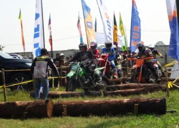 Suasana pelepasan kegiatan trail adventure yang digelar Pas-Triad di GOR Lapangan Kesesi, Kabupaten Pekalongan, Minggu, 10 Agusus 2025. (Fahri Akbar/Lingkarjateng.id)