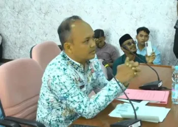 Plt Kepala Dinas Kesehatan Kabupaten Pati, Luky Pratugas Narimo, memberikan keterangan pada sidang hak angket DPRD Pati pada Kamis, 28 Agustus 2025. (Lingkar Network/Lingkarjateng.id)